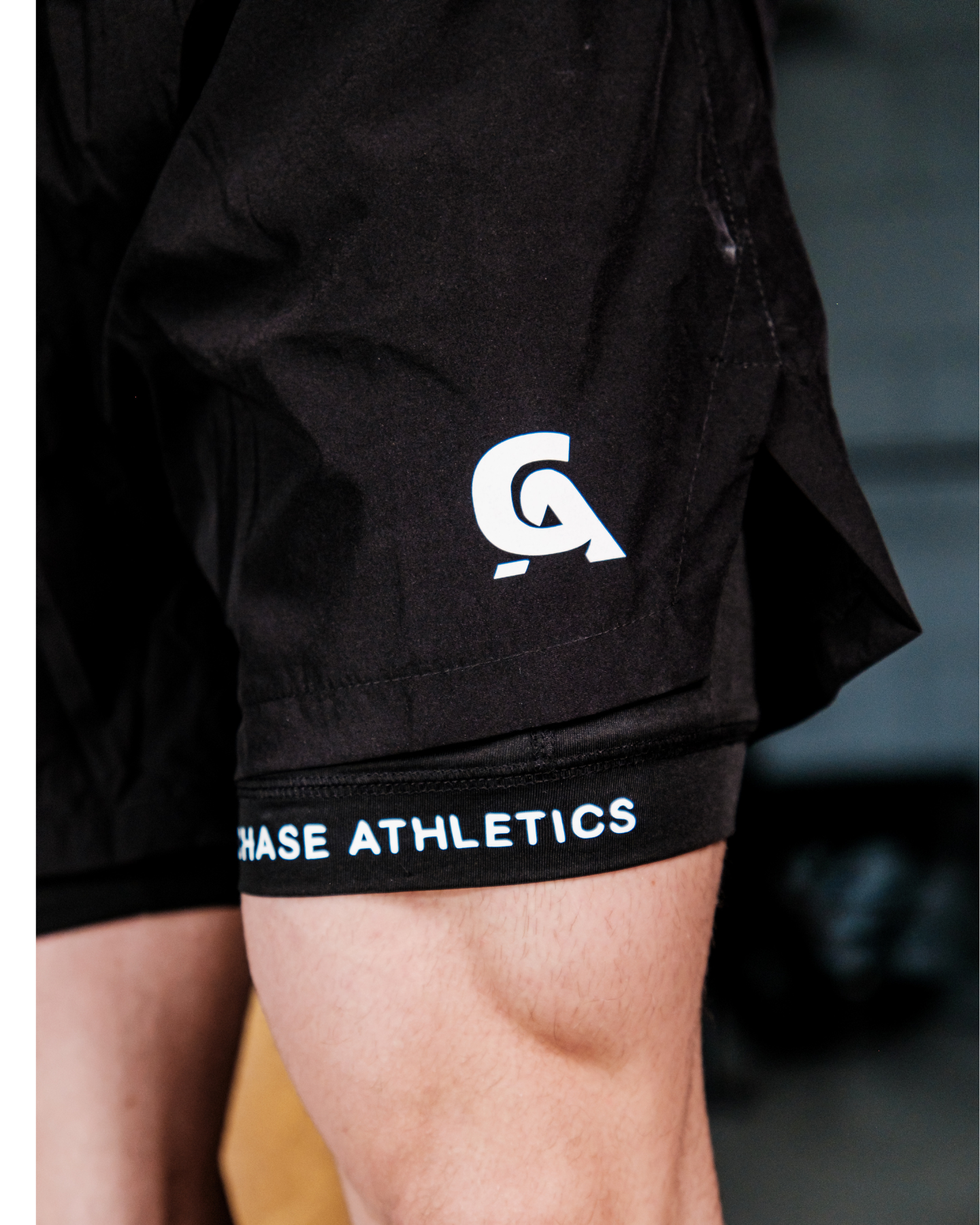 Close-up van de CHASE ATH 2-IN-1 trainingsshort, binnenbroek met comfortabele fit voor gym sessies.